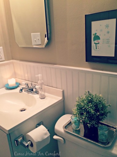 Winter decor for the bathroom via ComeHomeForComfort.com 2