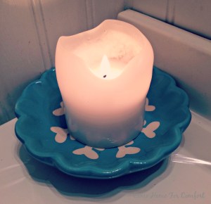 Winter decor for the bathroom via ComeHomeForComfort.com