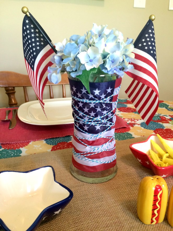 Patriotic Tablescape and DIY centerpiece via ComeHomeForComfort.com