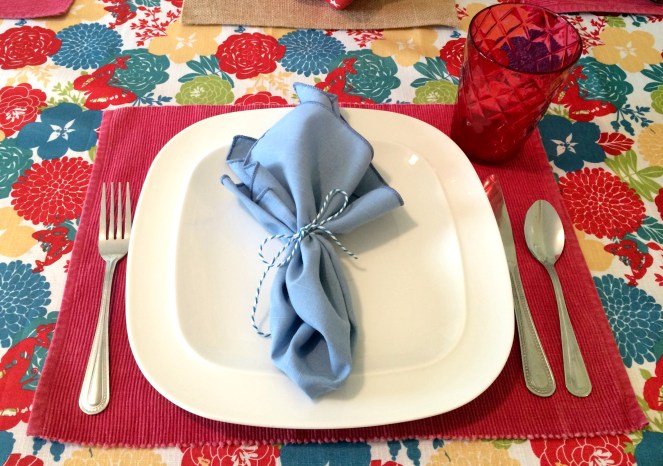 Patriotic Tablescape with additional napkin option via ComeHomeForComfort.com