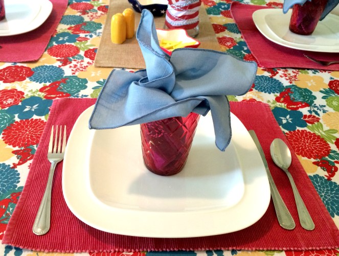Patriotic Tablescape with casual place setting via ComeHomeForComfort.com
