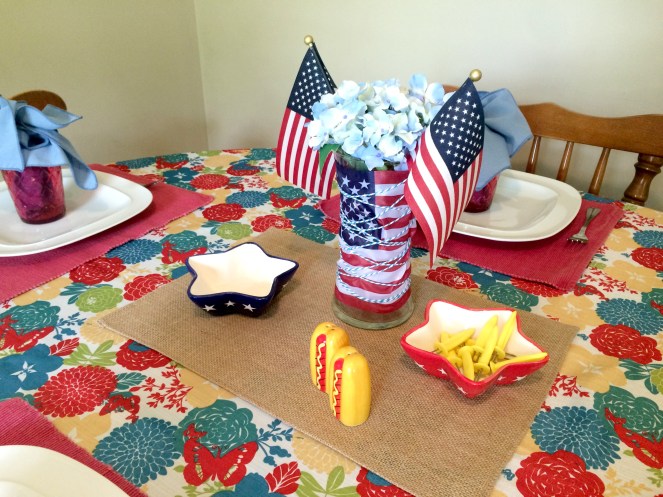 Patriotic Tablescape with DIY centerpiece via ComeHomeForComfort.com