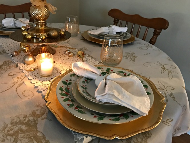 gold-and-white-romantic-holiday-table-setting-4