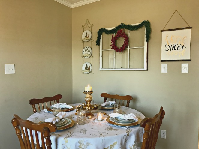 gold-and-white-romantic-holiday-table-setting